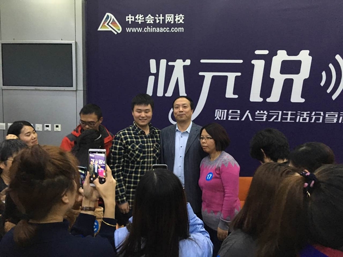 學員和郭建華老師合影留念