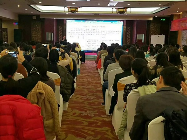 南寧中級面授公開課簽到臺排起了長龍 這個(gè)課程如此火爆？