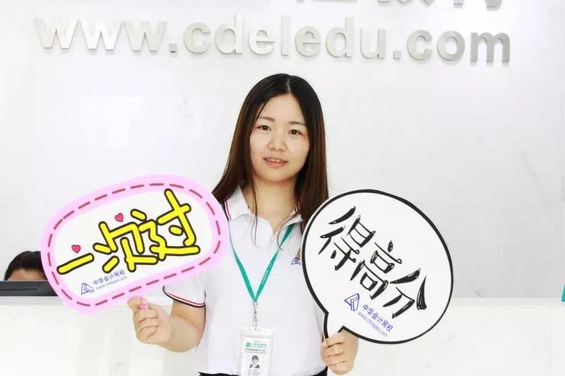 送考老師為同學(xué)們準(zhǔn)備了豐富的補給